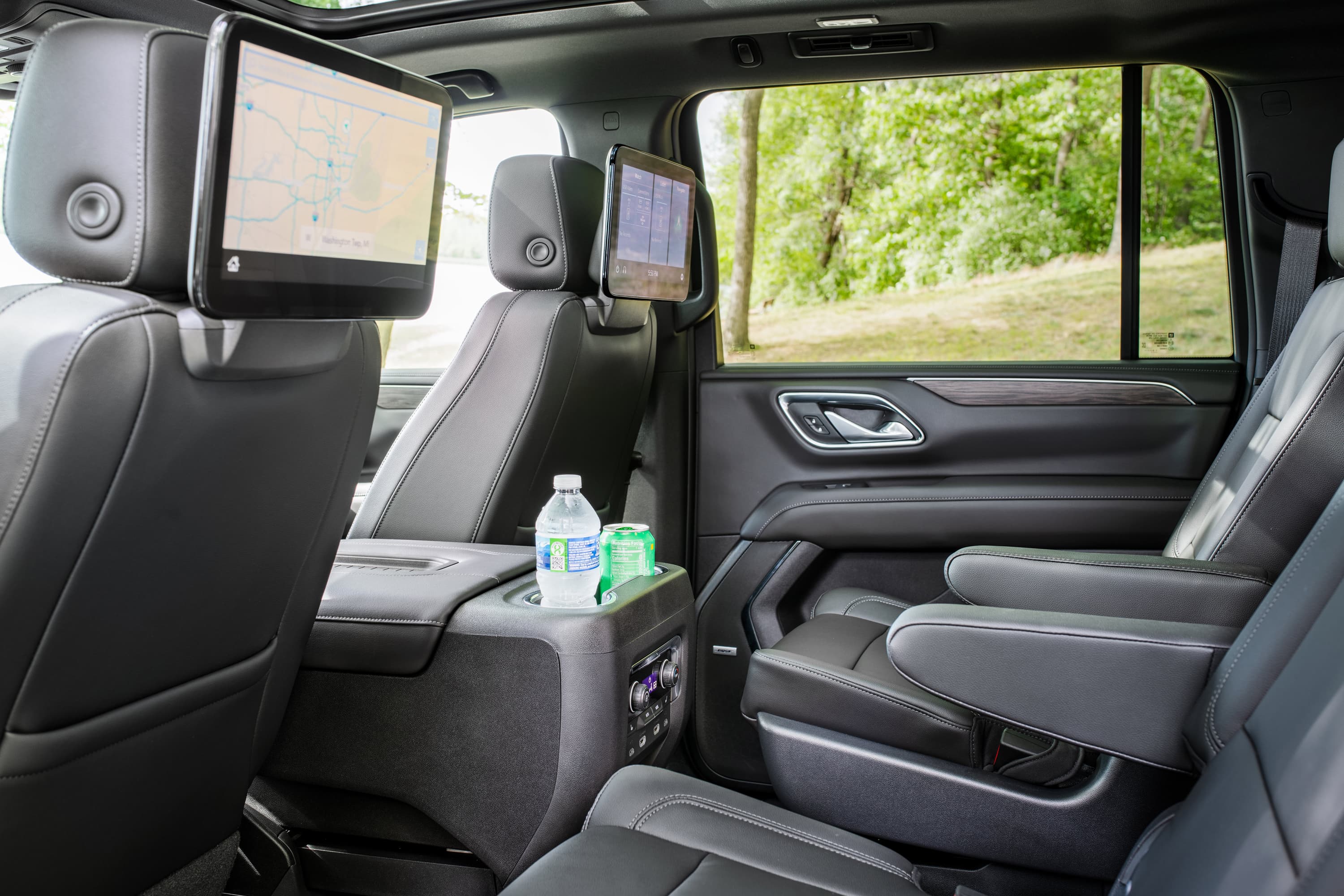 Chevrolet Suburban photo 2